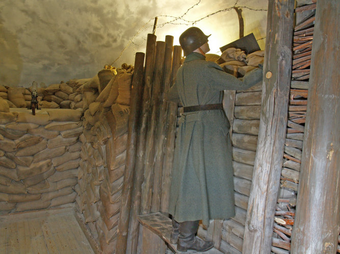 Nachbau eines Schützengrabens im Museum des Ersten Weltkriegs (Reduit Tilly) - Das Gebäude ist barrierefrei erschlossen © Bayerisches Armeemuseum