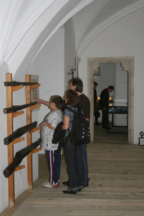 Besucher in der alten Ausstellung im Neuen Schloss © Bayerisches Armeemuseum