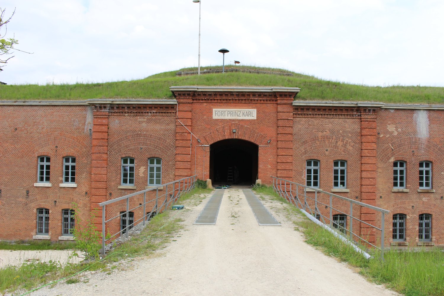 Kehlkaserne des Fort Prinz Karl (Haupteingang) © Bayerisches Armeemuseum (Foto: Tobias Schönauer)