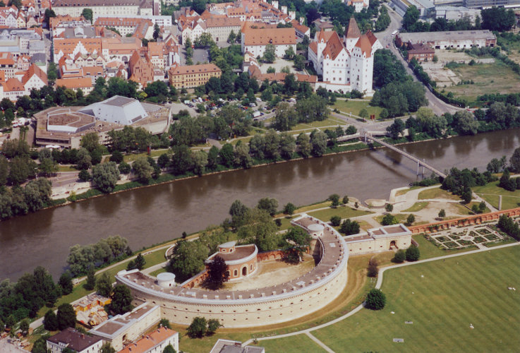 Luftbild Schloss und Tilly © Bayerisches Armeemuseum