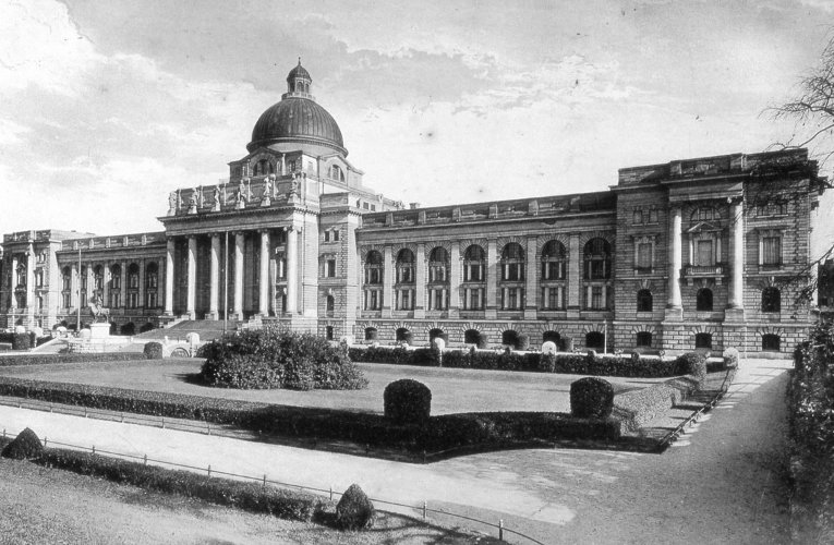 The old Army Museum in Munich (today bavarian state chancellery) © Bayerisches Armeemuseum