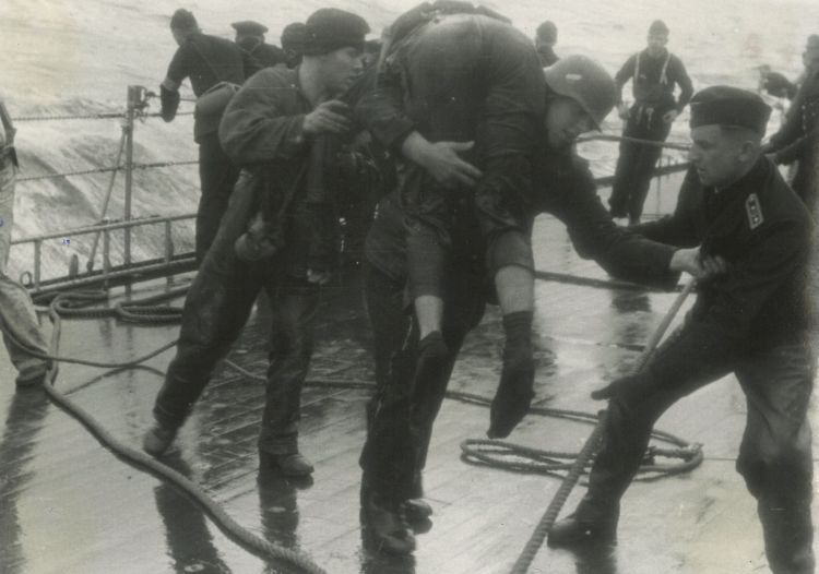 Fotoserie, Schwerer Kreuzer „Admiral Hipper“ im Gefecht mit dem britischen Zerstörer „Glowworm“, 8. April 1940; Inv.-Nr. 0105-2020 © Bayerisches Armeemuseum