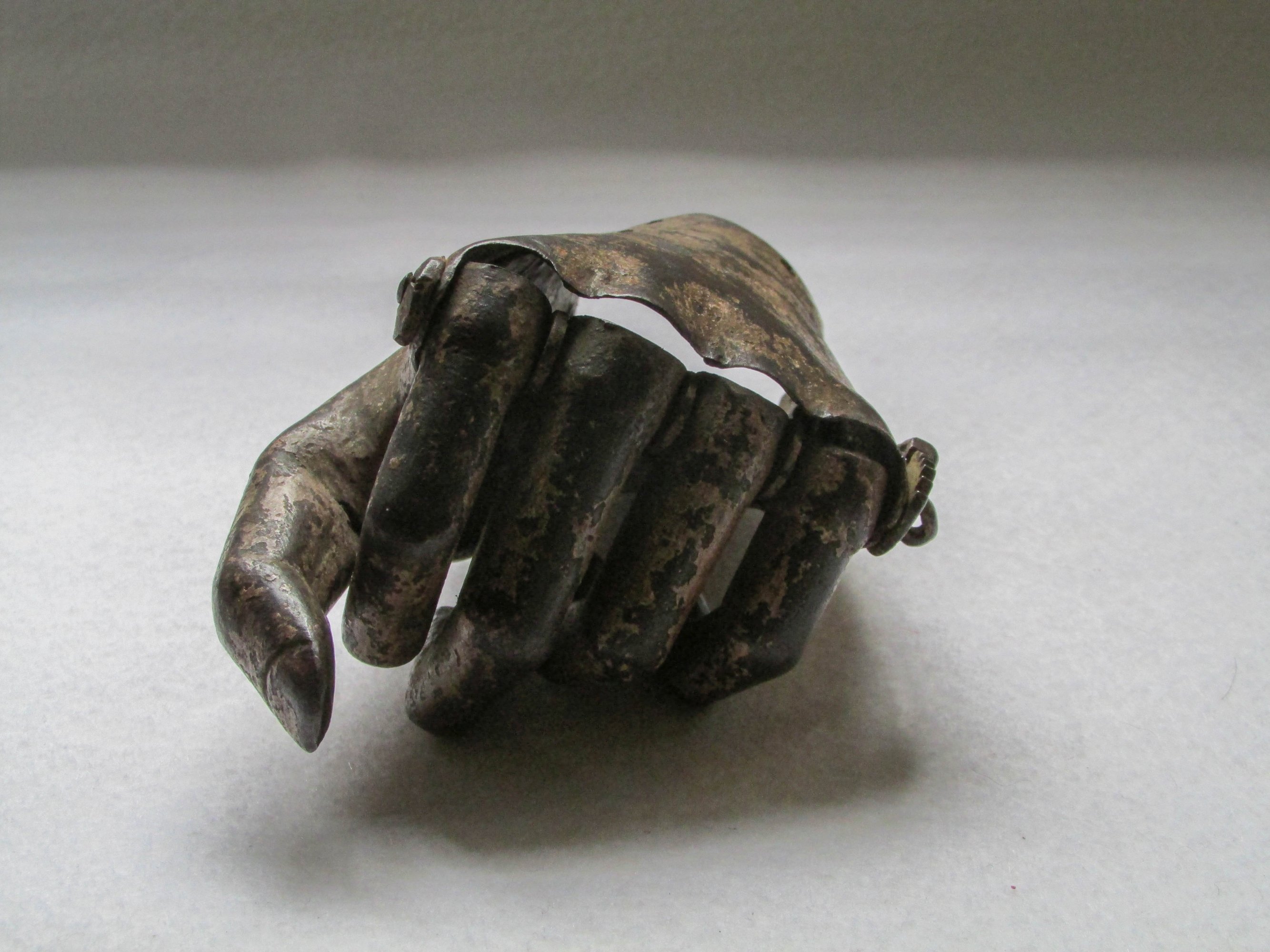 Prothese einer linken Hand, deutsch(?), um 1520, Inv.-Nr. A 7924 © Bayerisches Armeemuseum (Foto: Heidi Hausse)