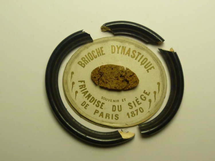 Souvenir für den Hunger – Ein Erinnerungsstück an die Brotration während  der Belagerung von Paris 1870/71, Inv.-Nr. B 5145 © Bayerisches Armeemuseum