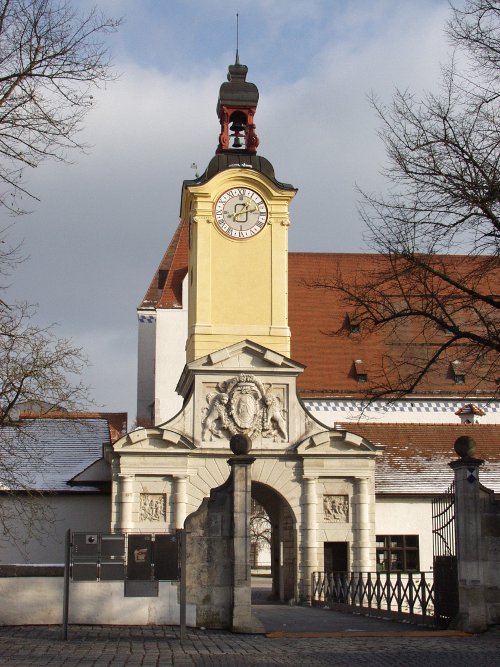 Uhrturm am Eingang zum Schlossareal © Bayerisches Armeemuseum