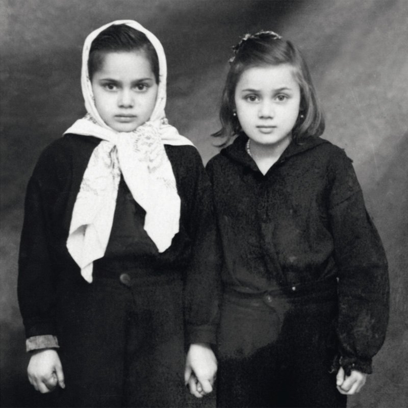 Sonja und Senta Birkenfelder, aufgenommen im Getto Radom. Sie waren mit ihren Eltern und   ihrem   im Mai 1940 ins besetzte Polen deportiert worden. © Archiv des Dokumentations- und Kulturzentrums Deutscher Sinti und Roma