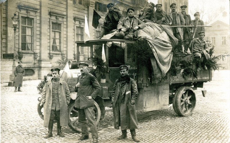 Soldaten einer bayerischen Kraftwagenkolonne 1918 bei ihrer Rückkehr (wohl in München), Inv. Nr. 0517-2018.1 © Bayerisches Armeemuseum