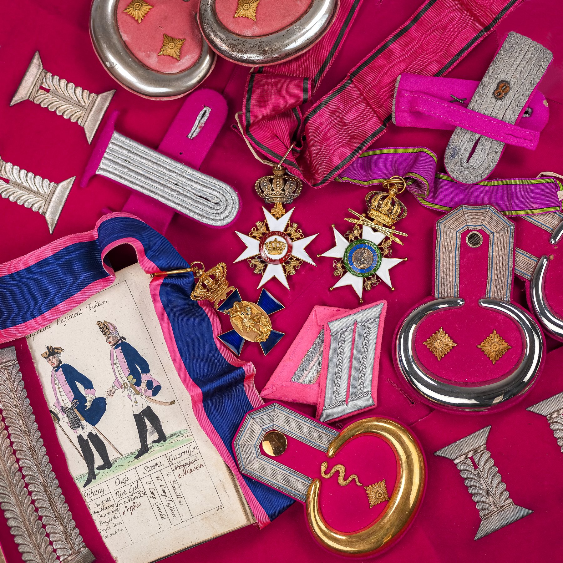 pink military: Collage aus verschiedenen rosafarbenen Epauletten, Schulterstücken und Effekten aus der Sammlung des Bayerischen Armeemuseums © Bayerisches Armeemuseum (Foto: Cornelia Hammer)