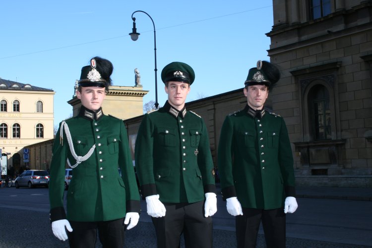 Polizisten in historischen Uniformen des Bayerischen Armeemuseums