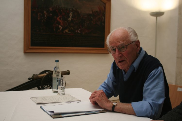 Ludwig Baumann bei seinem Vortrag im Schönen Saal des Neuen Schlosses
