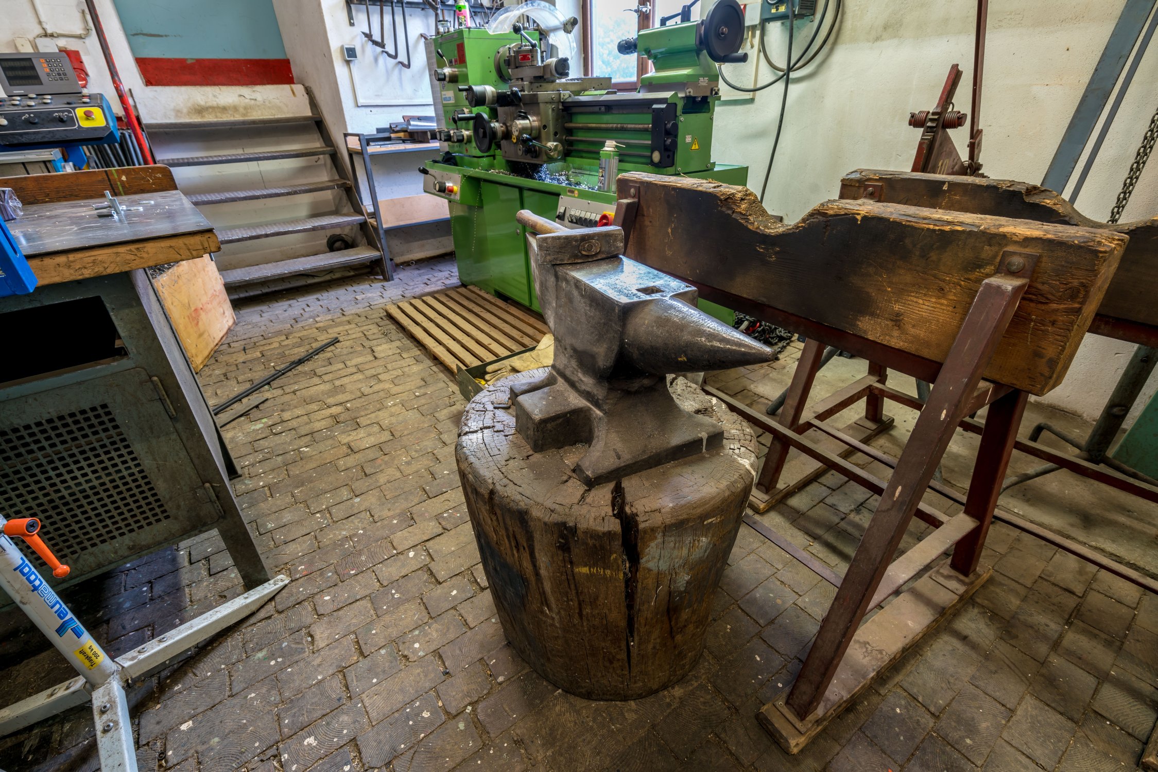 Blick in die Grobmetallwerkstatt des Bayerischen Armeemuseums © Bayerisches Armeemuseum (Foto: Erich Reisinger)